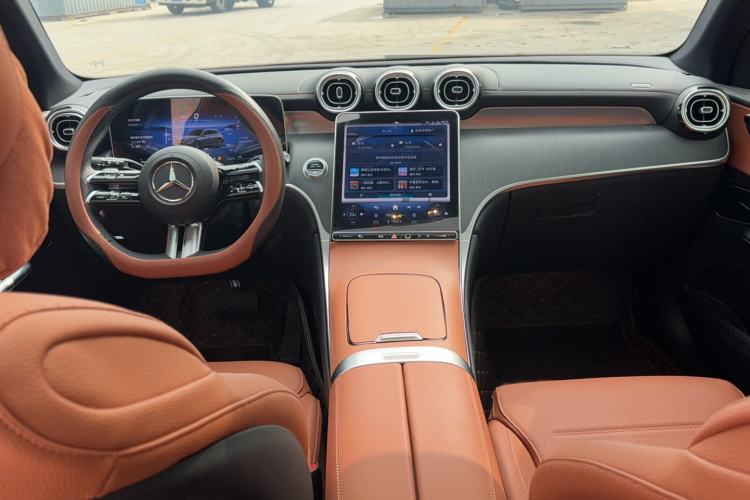 Used Mercedes-Benz GLC 2024 Facelifted GLC 260 L 4MATIC Luxury Version 5 Seats Center Console