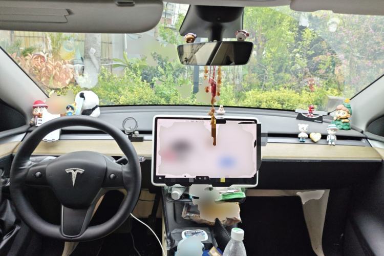 Used Tesla Model Y 2023 Long-Range All-Wheel-Drive Version Center Console