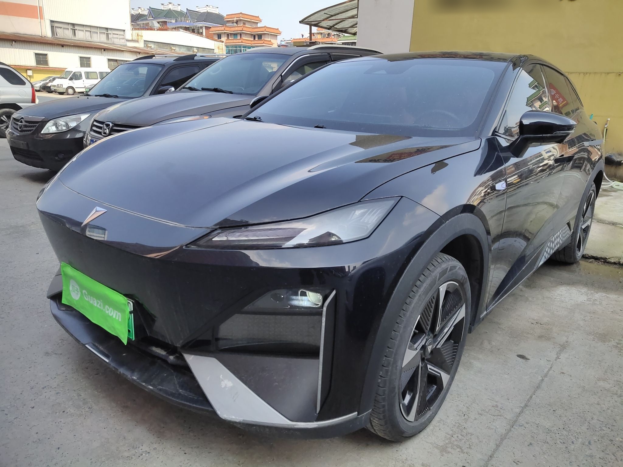 Под передней частью автомобиля