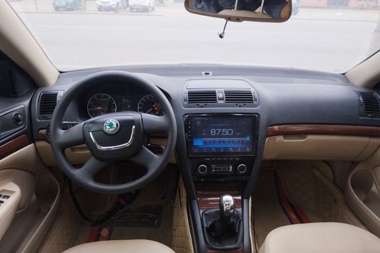 Used Skoda Octavia 2013 1.6L Manual Yijun Edition Center Console