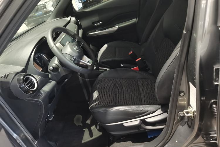 Used Nissan Kicks 2018 1.5L CVT Smart Connect Luxury Edition Left Front Seat