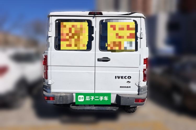 Used Iveco Daily 2021 2.5T A35 M1 Passenger Van 5-9 Seats Short Wheelbase Low Roof Single Tire Manual Doors