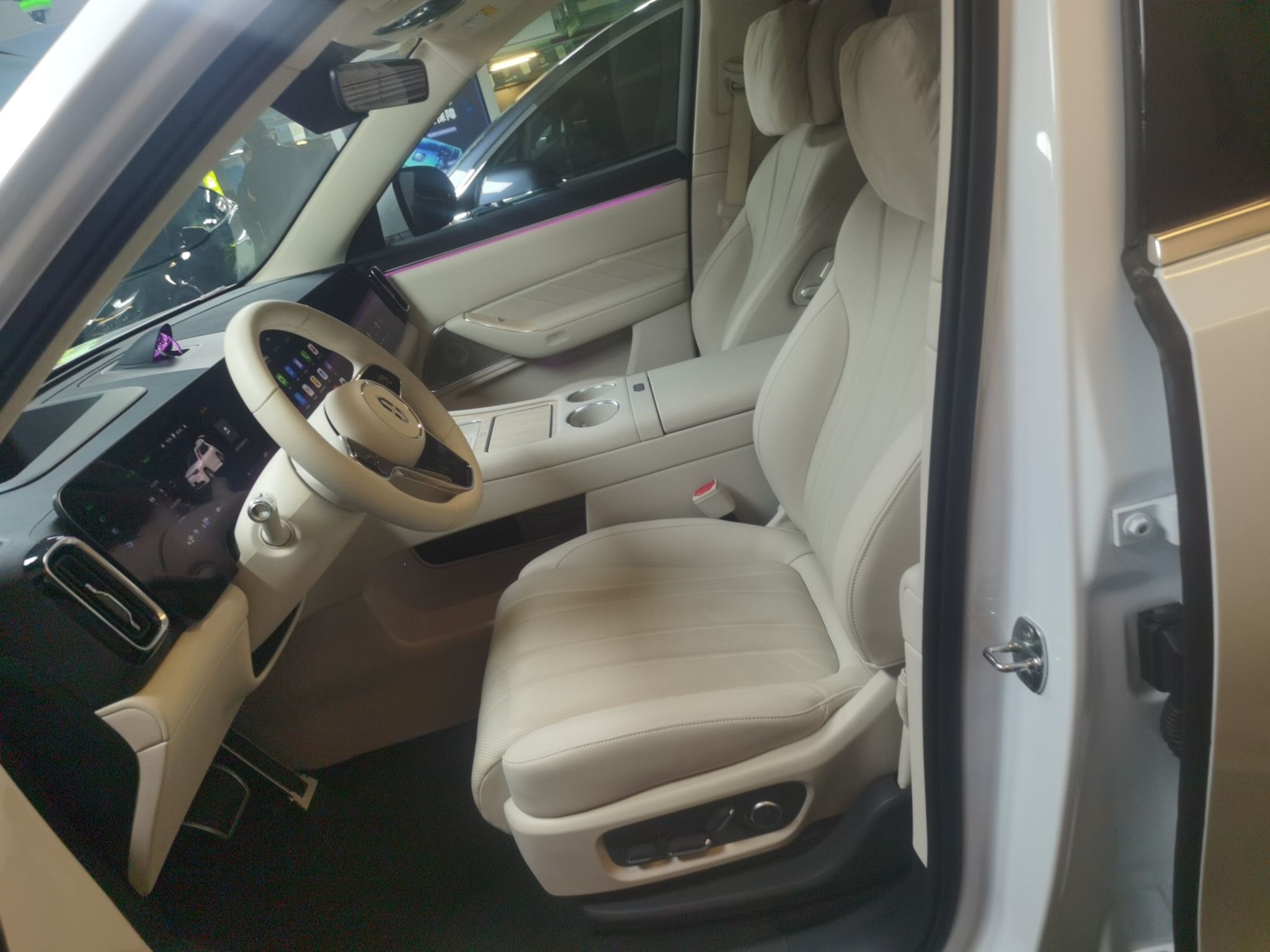 المقاعد الأمامية داخل السيارة