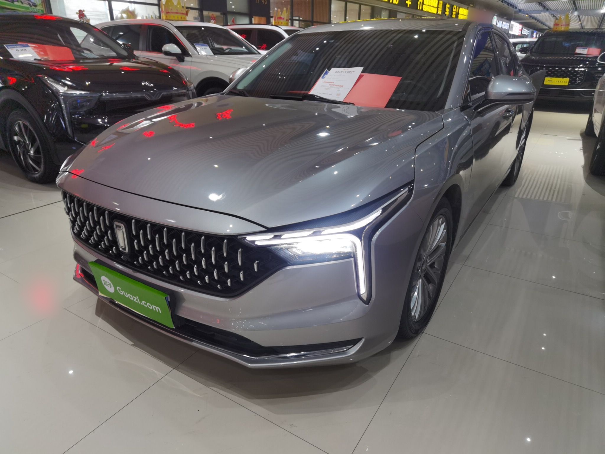 تحت مقدمة السيارة