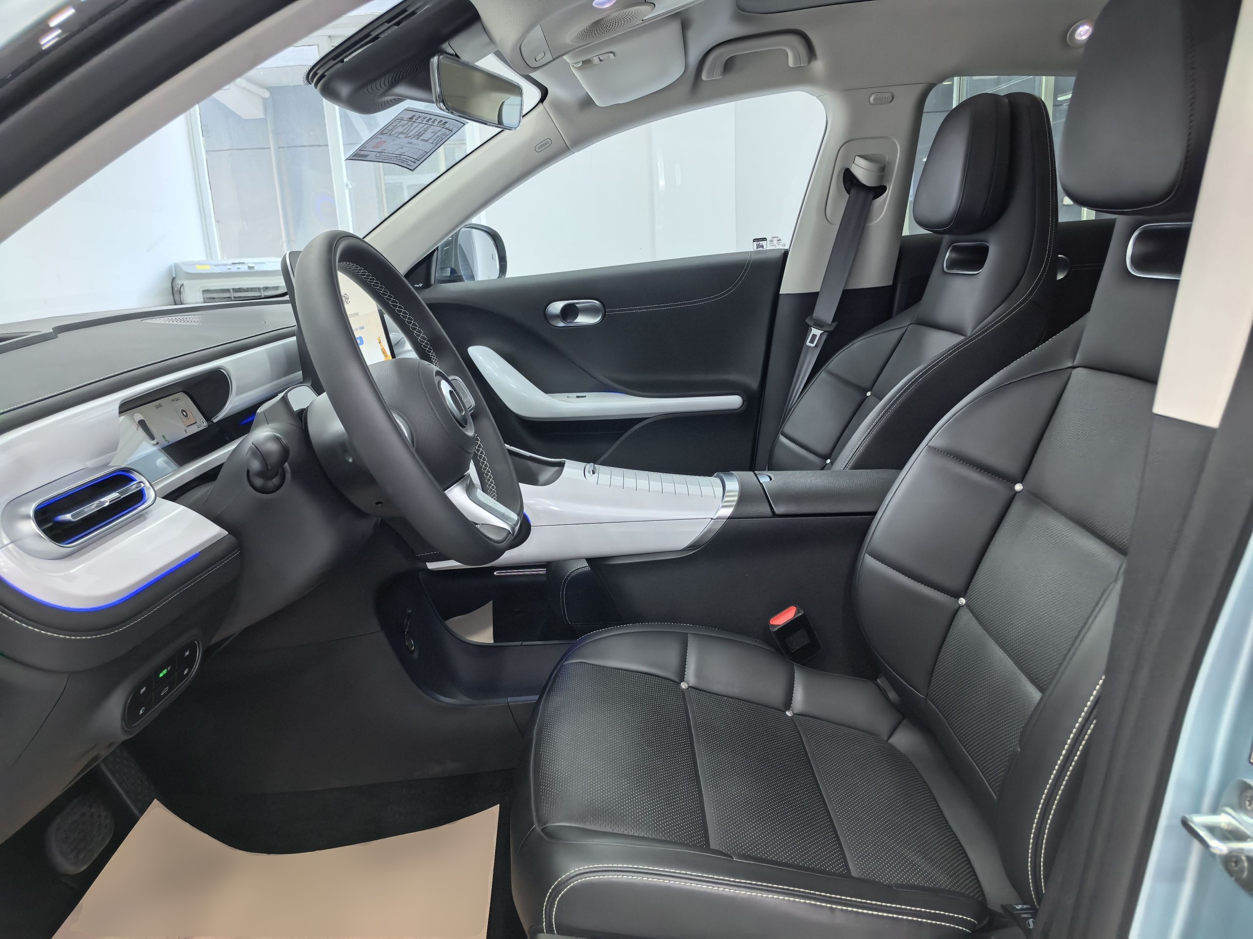 المقاعد الأمامية داخل السيارة