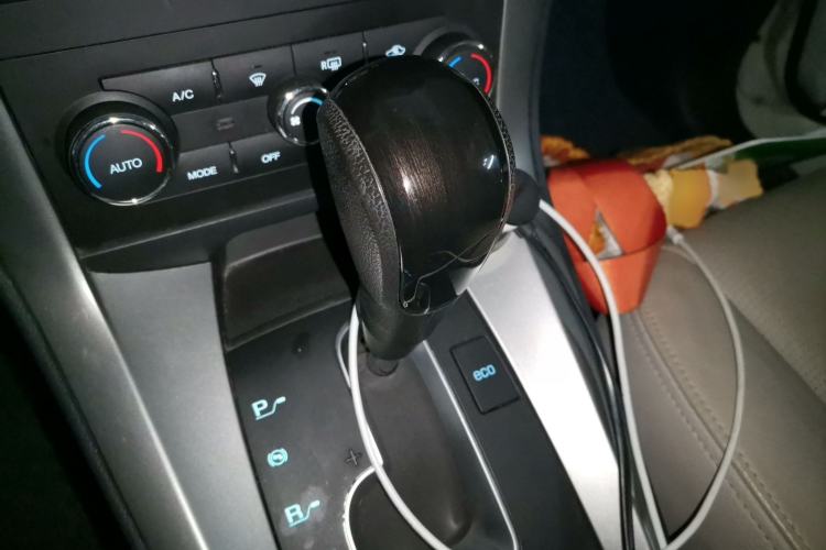 Used Chevrolet Captiva 2015 2.4L 4x4 Flagship Edition 7-Seater Gear Lever