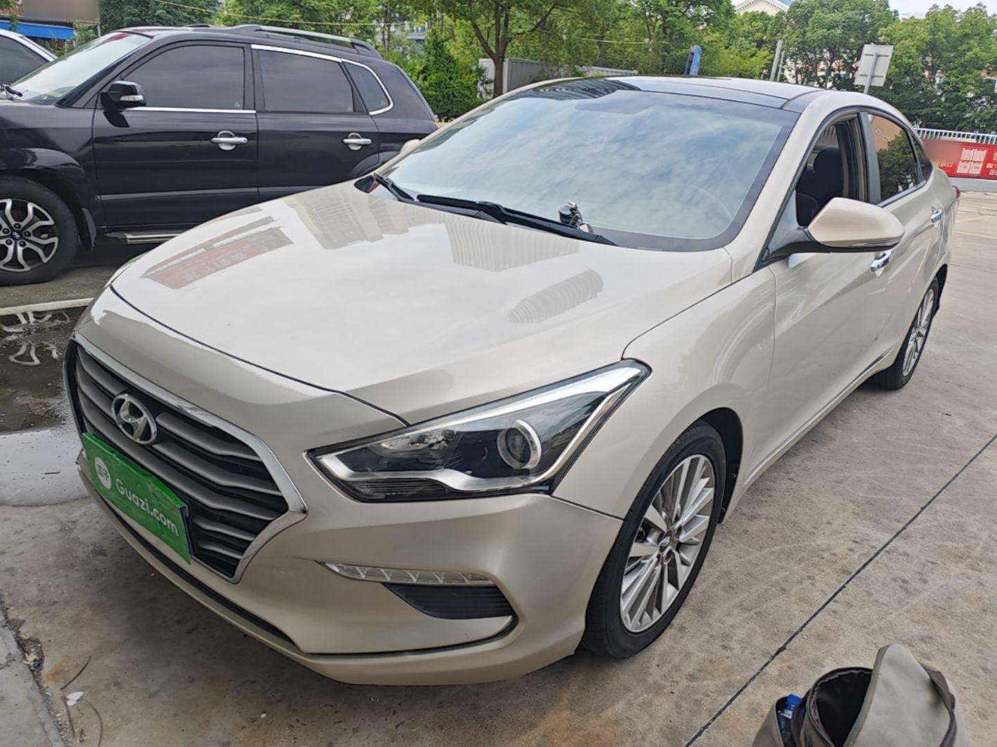Под передней частью автомобиля