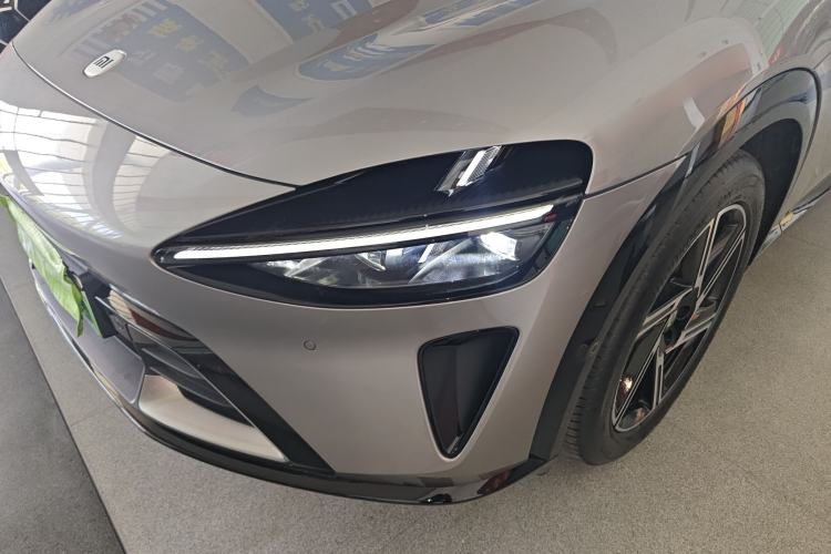 Used Xiaomi Auto YU7 2025 Ultra-Long Range Rear-Wheel Drive Version Left Front Headlight