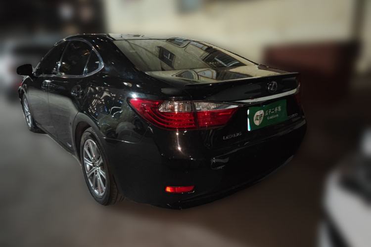 Used Lexus ES 2013 300h Elite Edition
