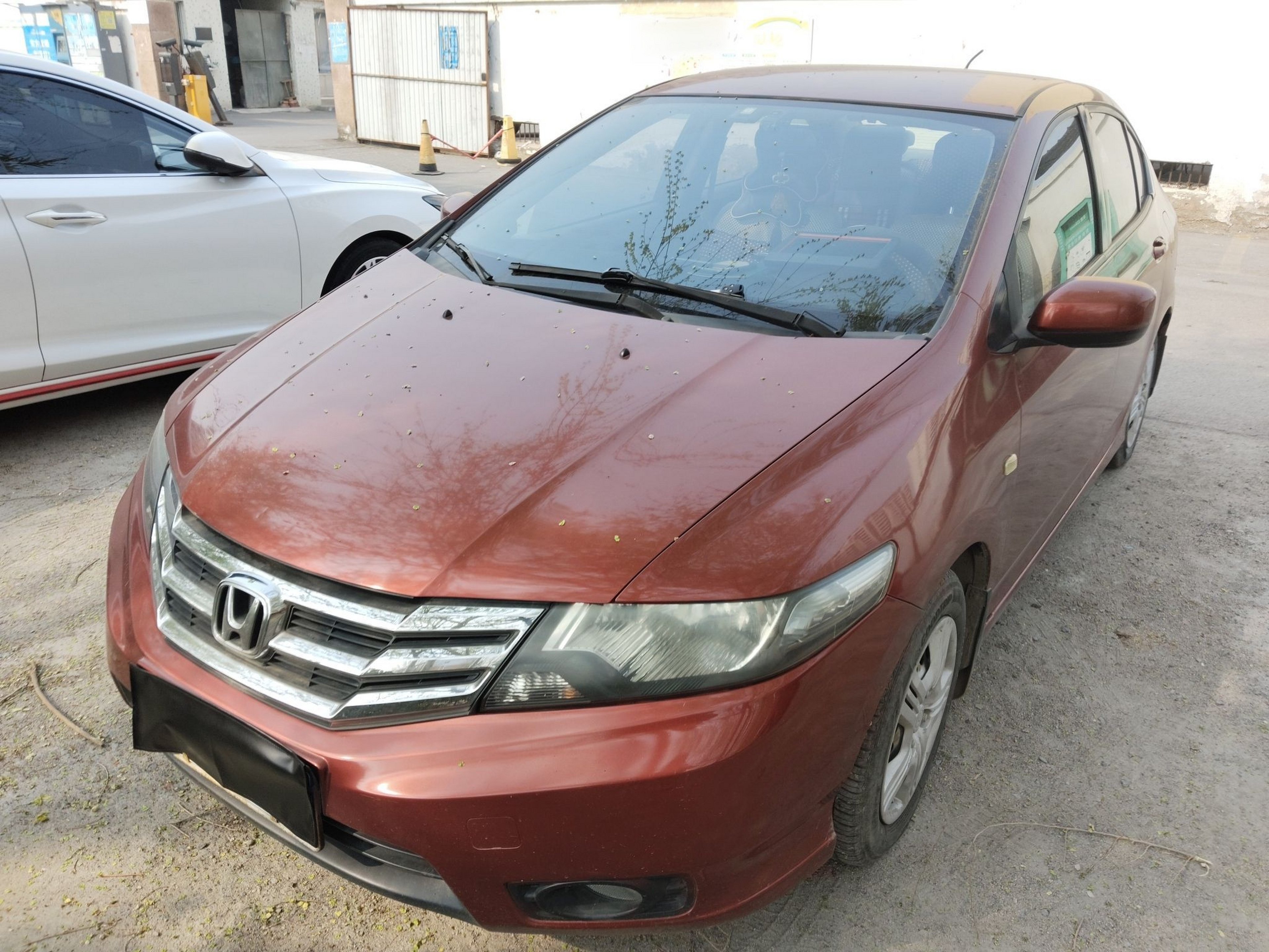 Под передней частью автомобиля