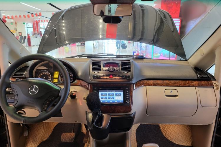 Used Mercedes-Benz Viano 2011 2.5L Navigator Edition Interior 2