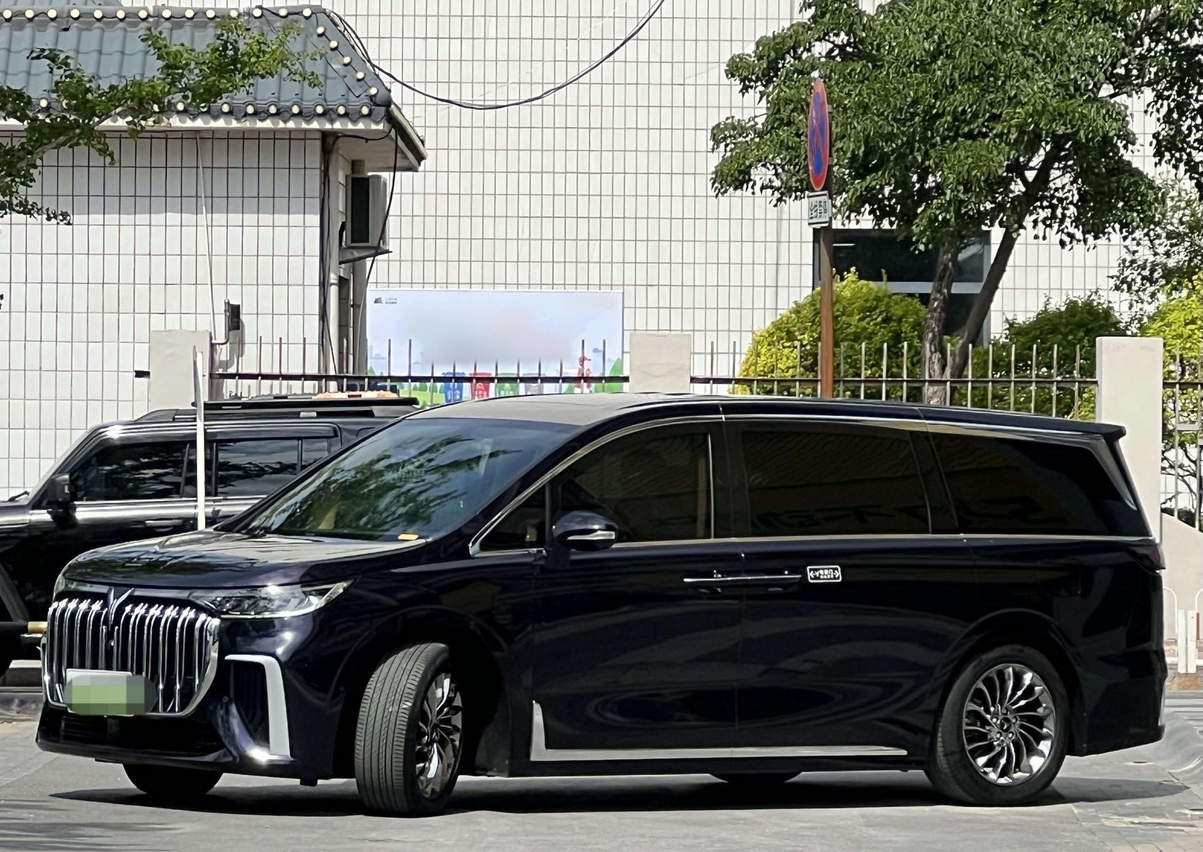 Unter der Vorderseite des Autos