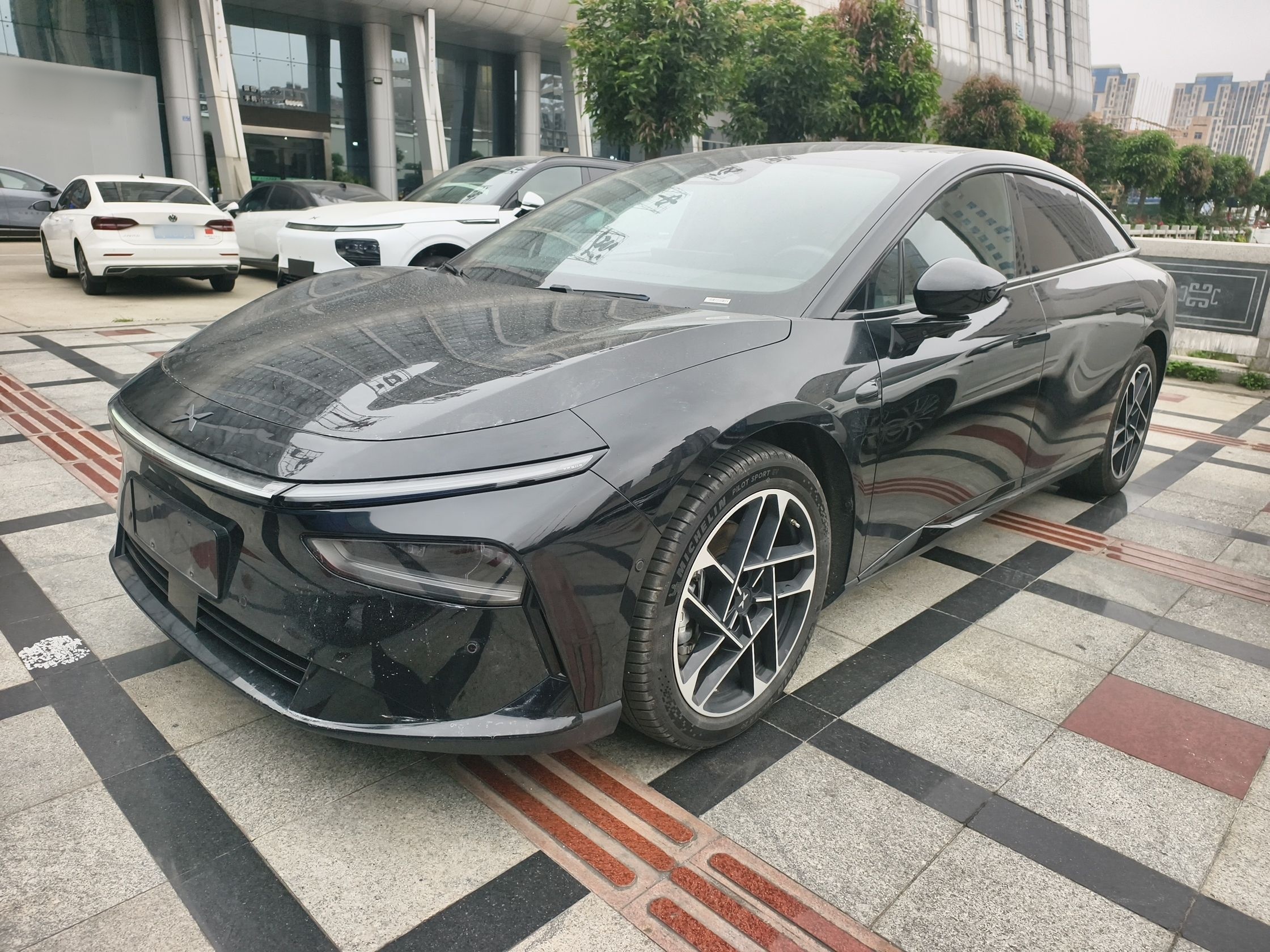 Под передней частью автомобиля