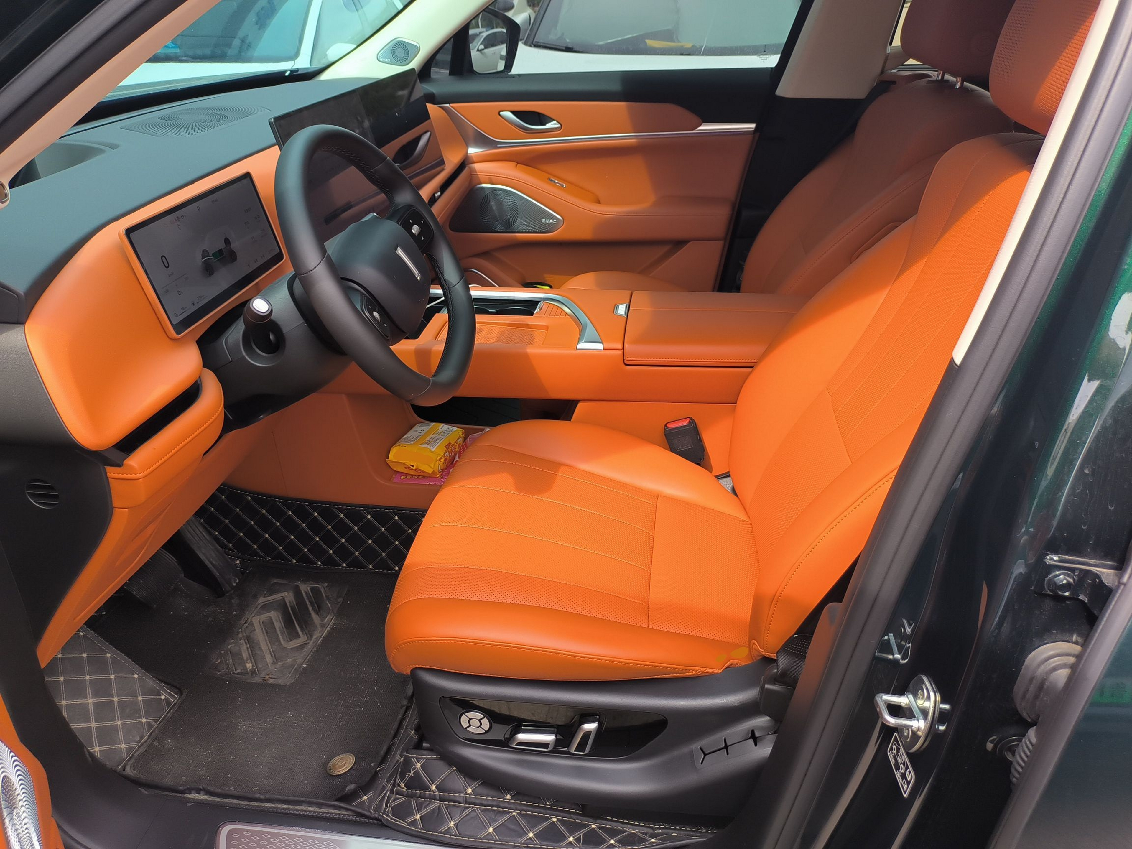 المقاعد الأمامية داخل السيارة