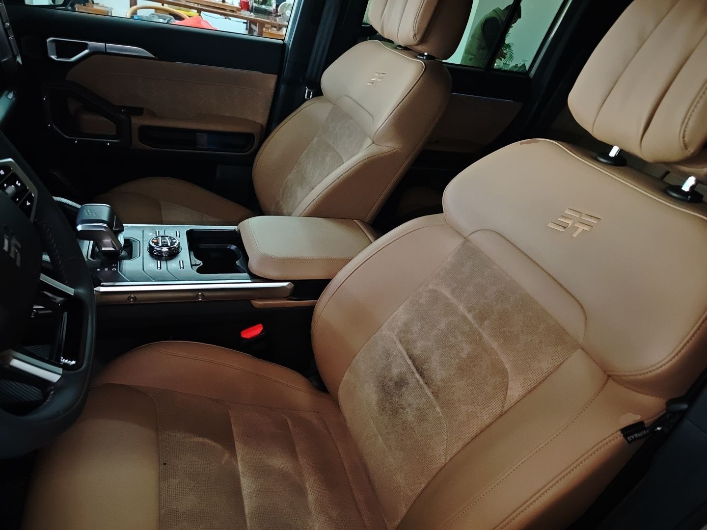 المقاعد الأمامية داخل السيارة