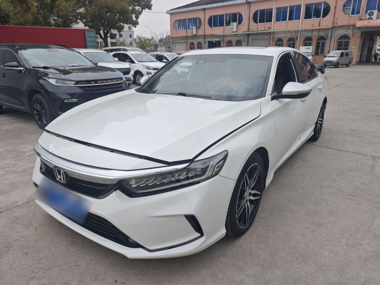 Под передней частью автомобиля