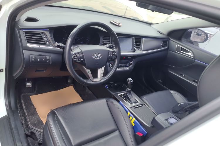 Used Hyundai Mistra 2017 1.8L Automatic Deluxe DLX Model China V Emission Standard Center Console