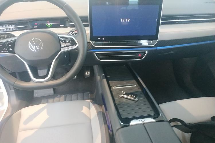 Used Volkswagen ID.7 VIZZION 2024 AIR model Center Console