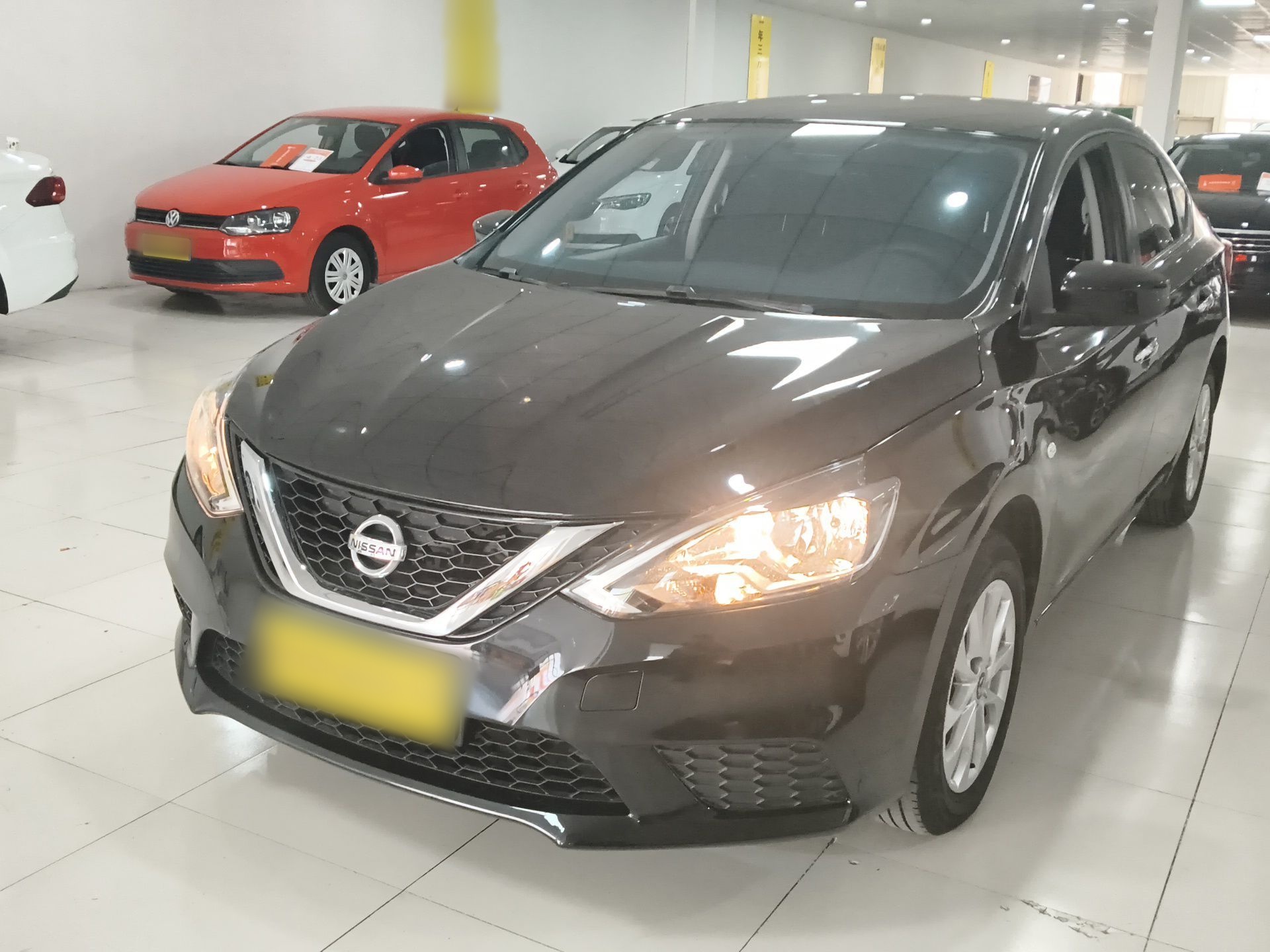 تحت مقدمة السيارة