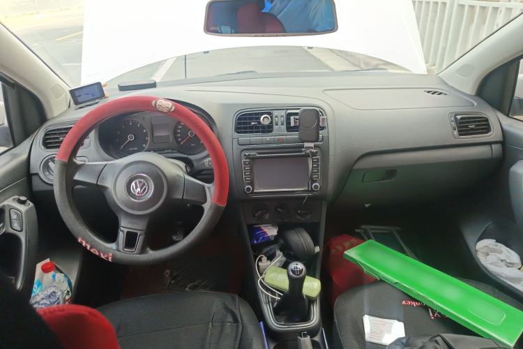 Used Volkswagen Polo 2011 1.4L Manual ZhiLe Edition Center Console