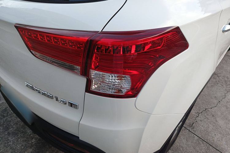 Used Huatai Santa Fe 2016 1.5T Gasoline Manual Two-Wheel Drive Smart Enjoyment i3 Model
