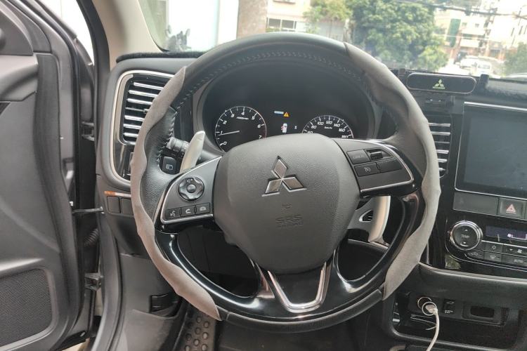 Used Mitsubishi Outlander 2019 2.4L 4x4 Zhi Xiang Edition 5 Seats China V Emission Standard Steering Wheel