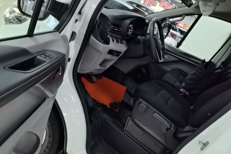 Used SAIC MAXUS Xintu V70 2023 2.0T Elite Edition Manual Transmission Short Wheelbase Low Roof 5/6 Seats (125 hp) Driver Seat