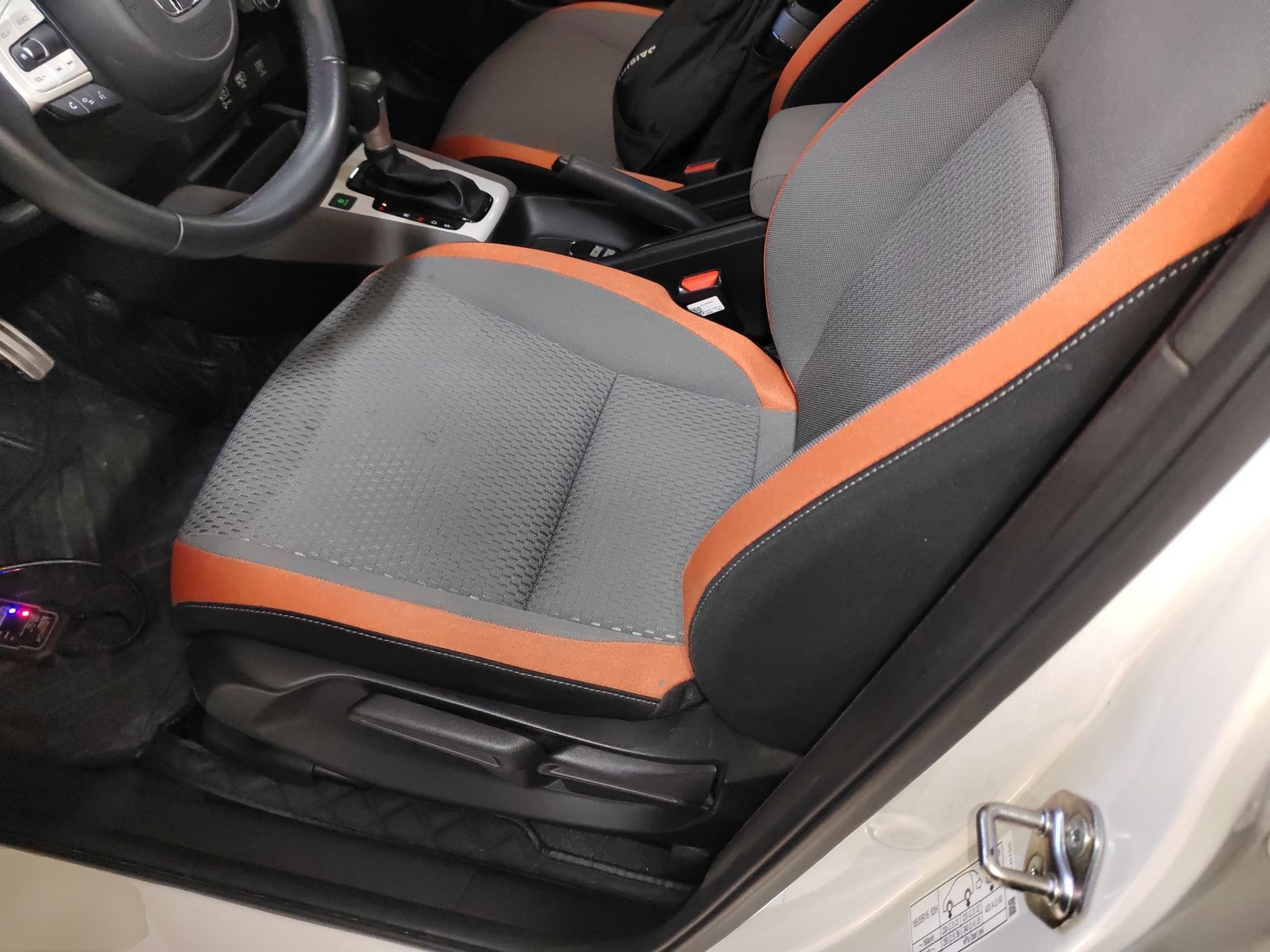 Переднее сиденье в автомобиле