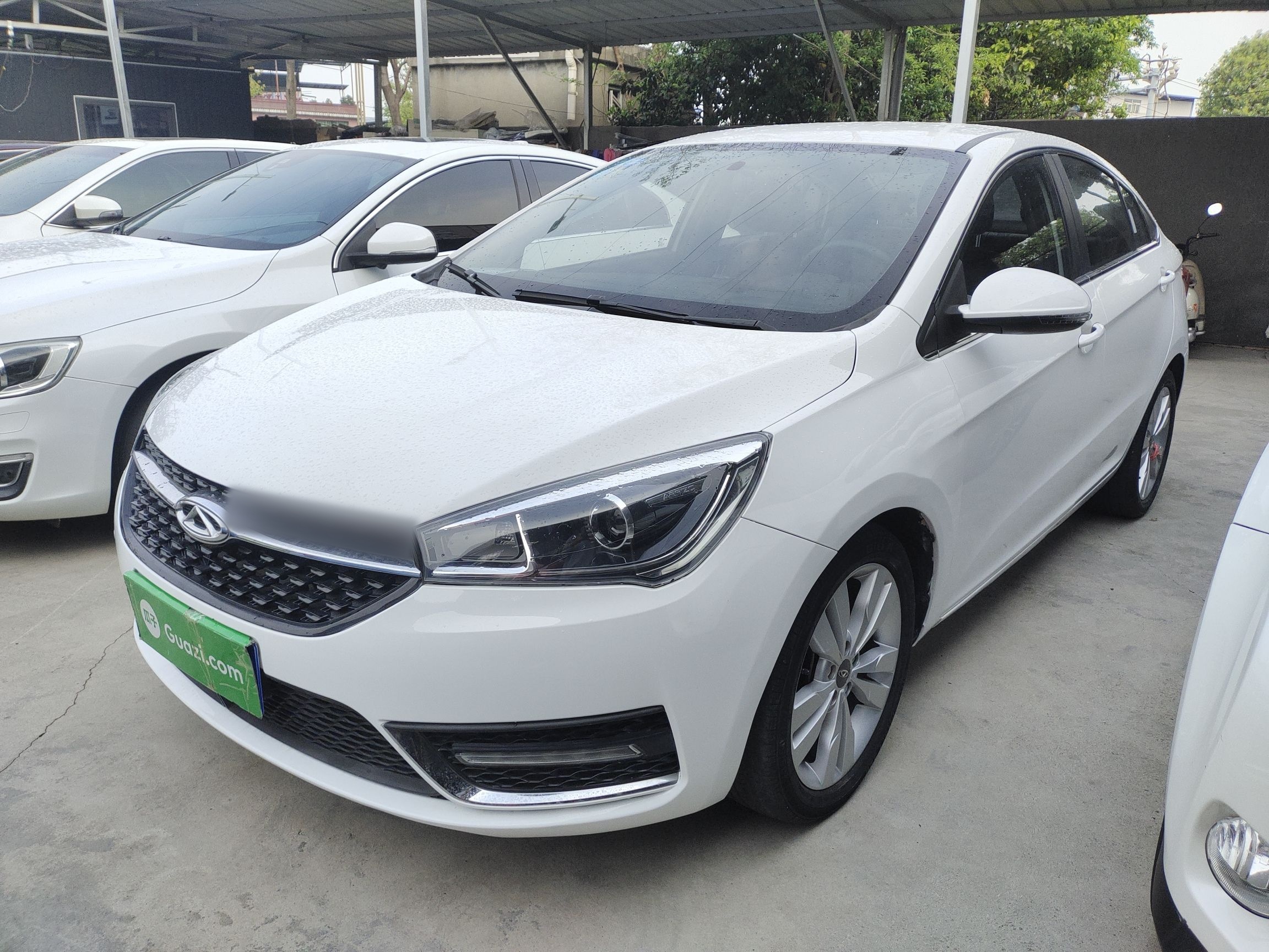 تحت مقدمة السيارة