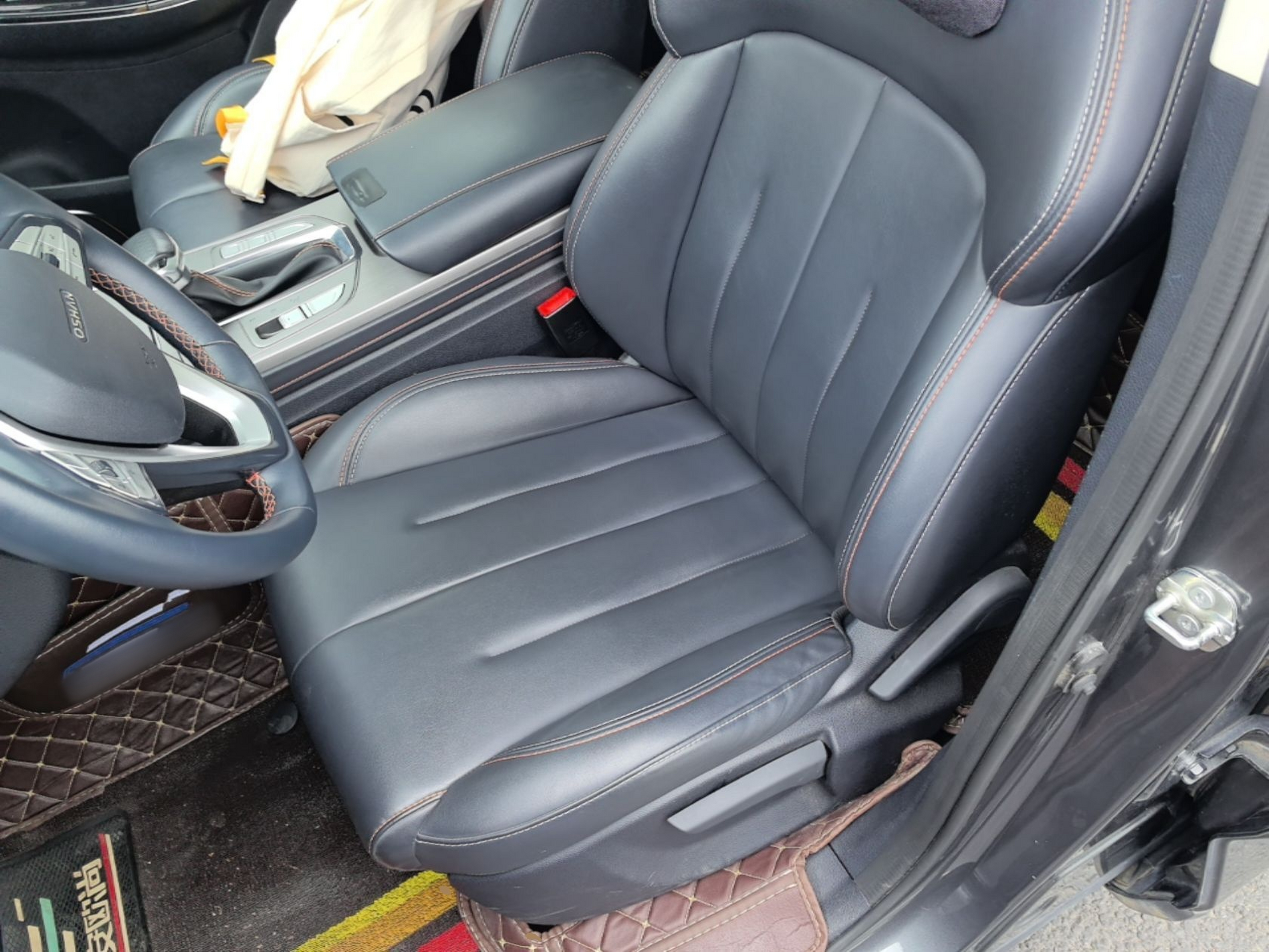 Переднее сиденье в автомобиле