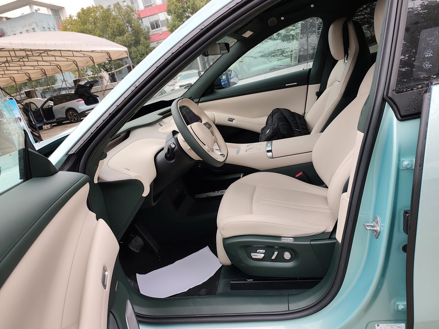 المقاعد الأمامية داخل السيارة