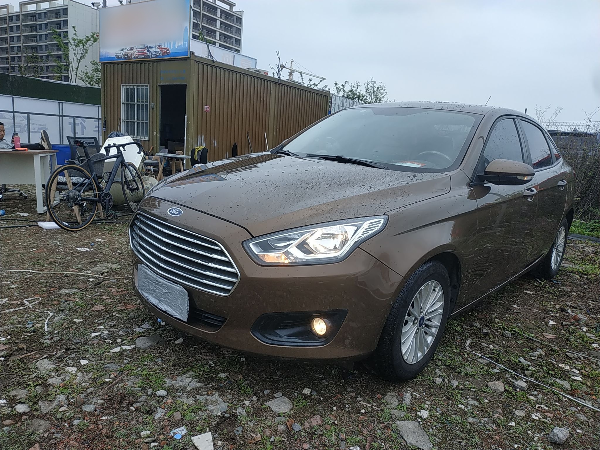 تحت مقدمة السيارة