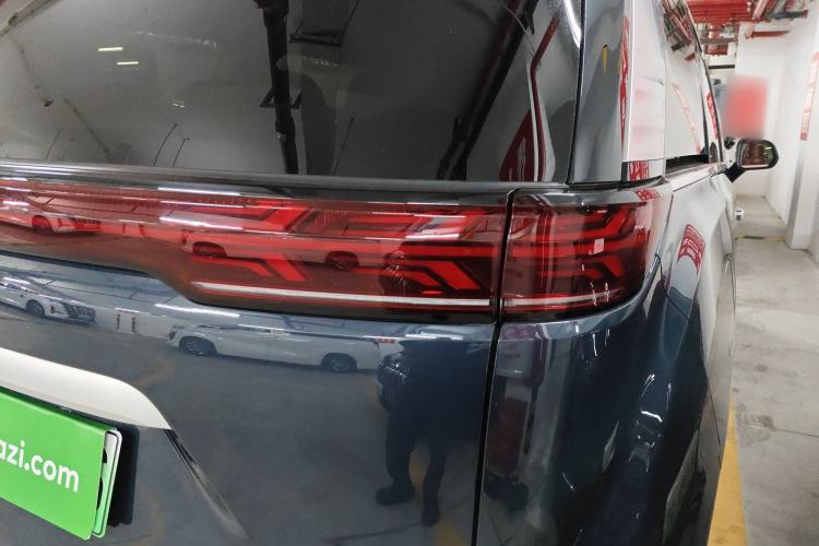 Used Denza D9 2022 DM-i 970 Four-Wheel Drive Flagship Model Right Rear Taillight