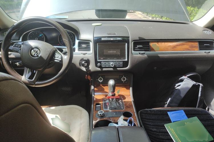 Used Volkswagen Touareg  Center Console