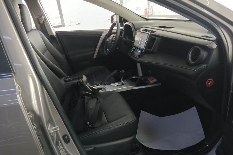 Used Toyota RAV4 2016 2.0L CVT Two-Wheel Drive Fashion Edition China V Standard Right Front Seat