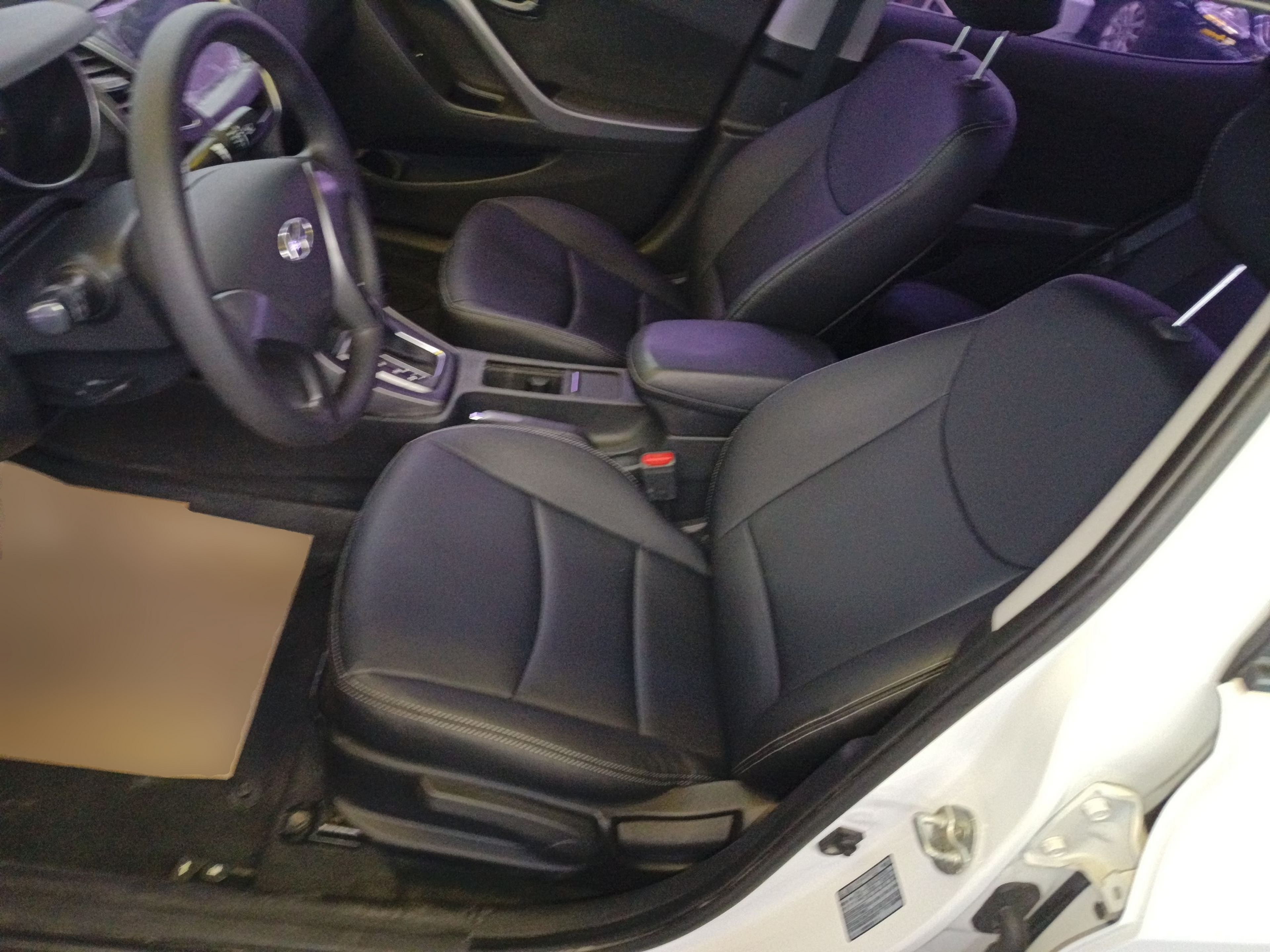 المقاعد الأمامية داخل السيارة