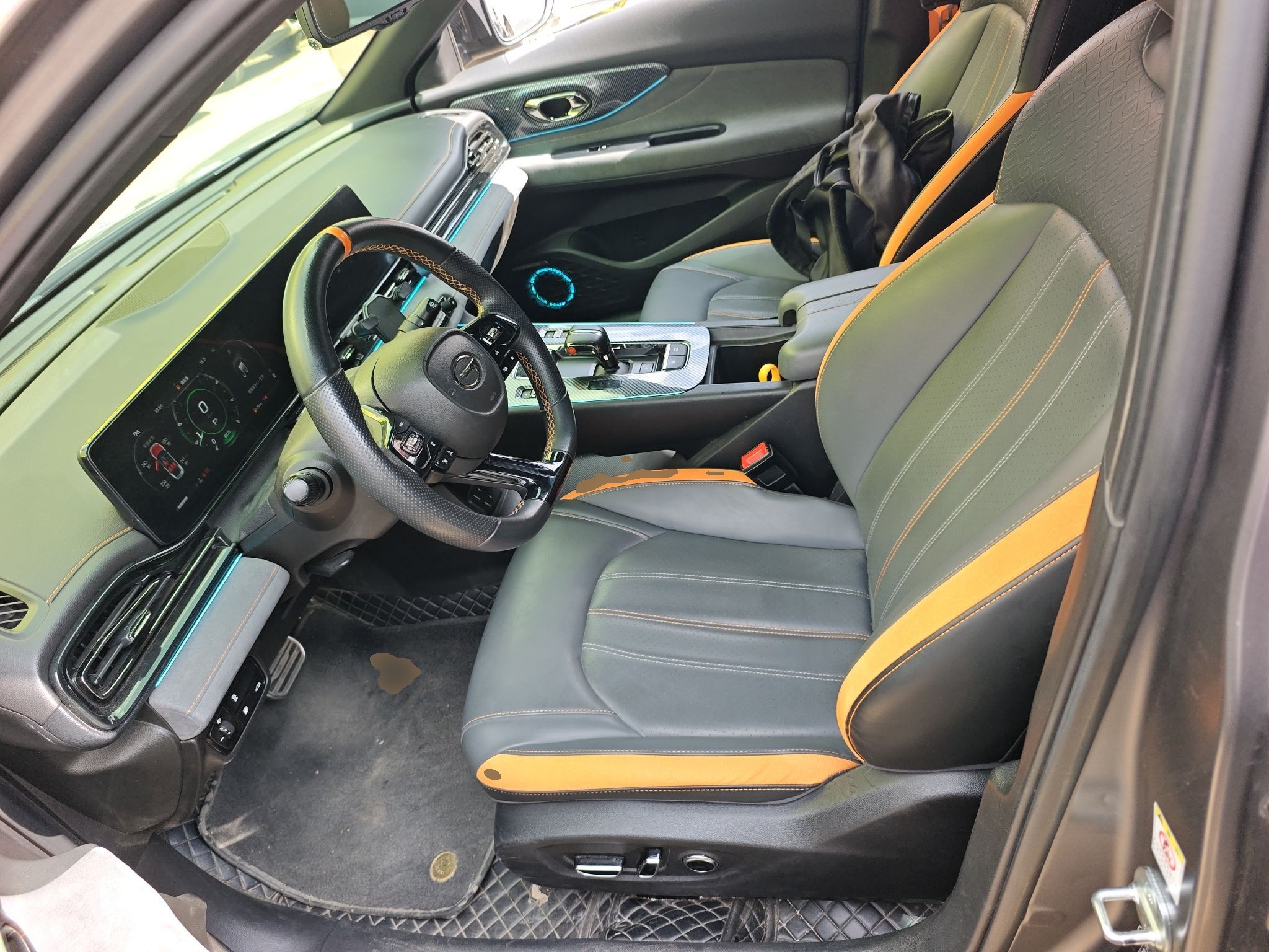 Переднее сиденье в автомобиле