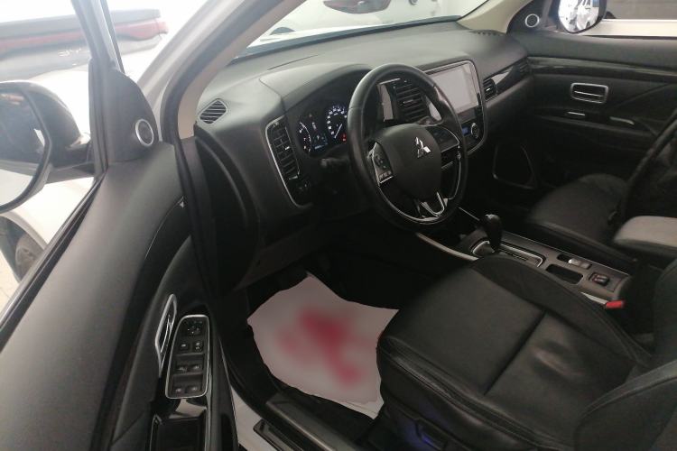 Used Mitsubishi Outlander 2019 2.0L Two-Wheel Drive Comfort Edition 7 Seats China V Emission Standard