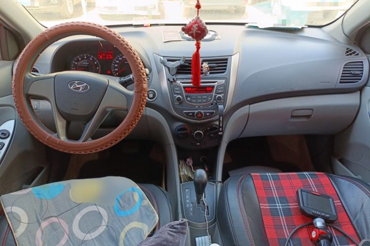 Used Hyundai Verna (older generation) 2014 1.4L Automatic Leading-Edge GLX Center Console