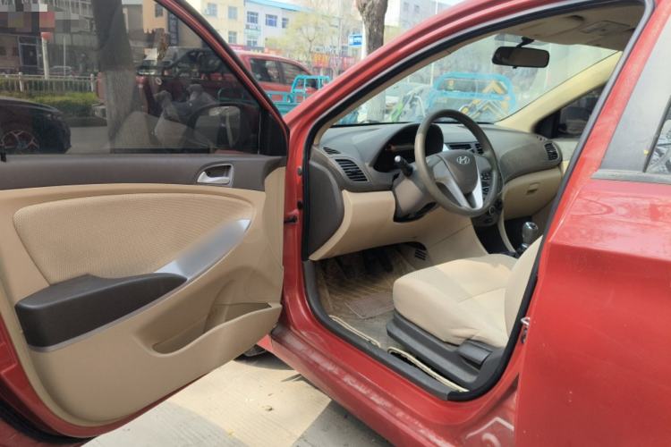 Used Hyundai Verna (older generation) 2010 Sedan 1.4L Manual Comfort GS Driver Seat