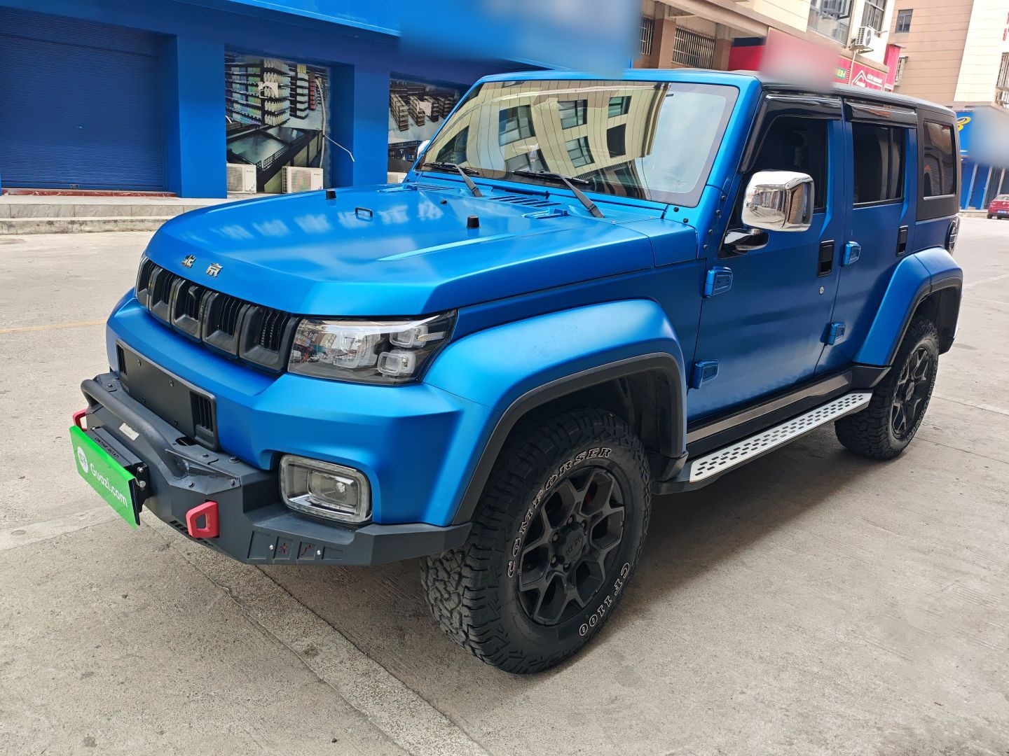 تحت مقدمة السيارة