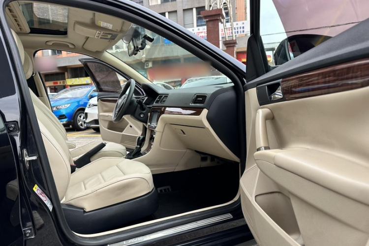 Used Volkswagen Lavida 2013 Restyled Classic 1.6L Automatic Comfort Edition Interior 7