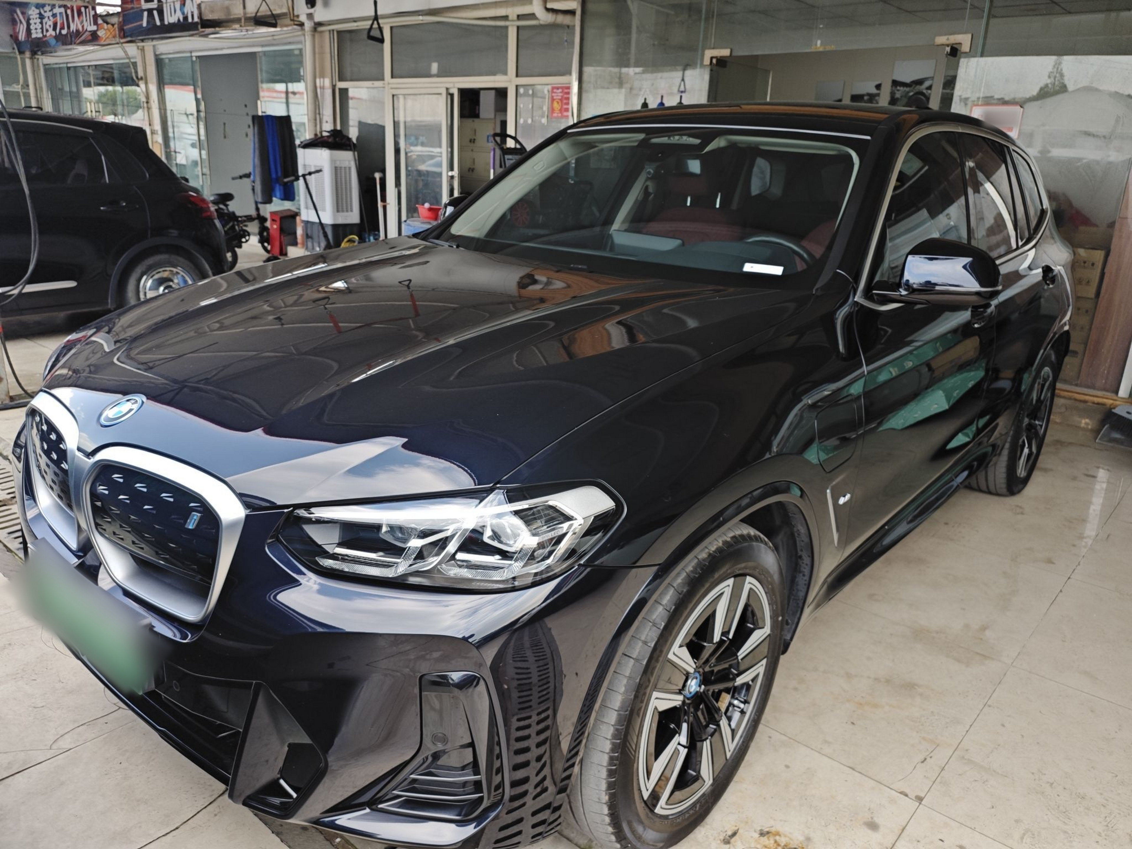 تحت مقدمة السيارة