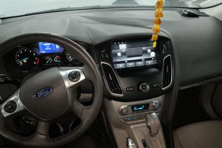 Used Ford Focus 2012 Sedan 2.0L Automatic Flagship Model Center Console