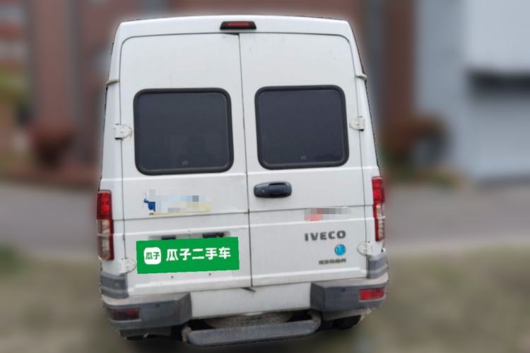Used Iveco Daily 2021 2.5T A35 M1 Passenger Van 5-9 Seater Short Wheelbase Mid-Roof Design Dual Tires Manual Doors Rear