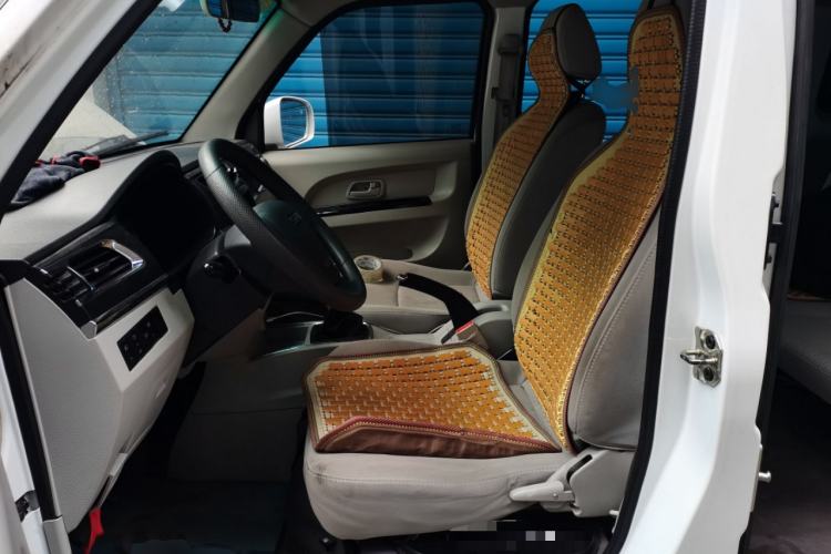 Used Jinbei New Hiace X30L CNG 2023 70L CNG Wealth Edition Coach 6/7-Seater Central Air-Conditioned Version SWCC15M