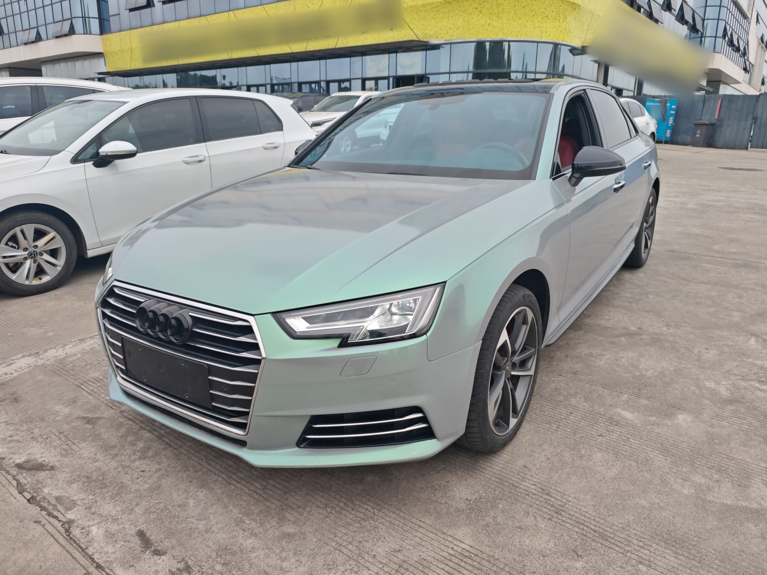 تحت مقدمة السيارة