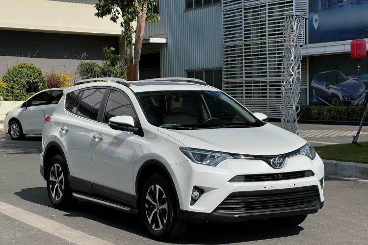 Used Toyota RAV4 2016 2.0L CVT Two-Wheel Drive Fashion Edition China V Standard
