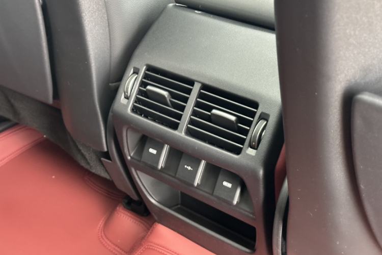 Used Land Rover Discovery Sport 2020 249 PS R-Dynamic Performance Edition Interior 8