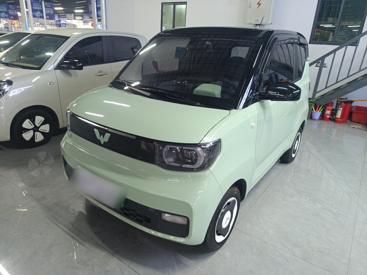 تحت مقدمة السيارة